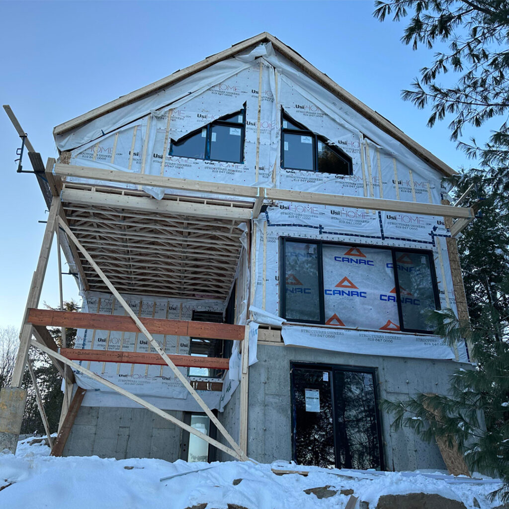 Chantier de construction de la charpente d'un chalet